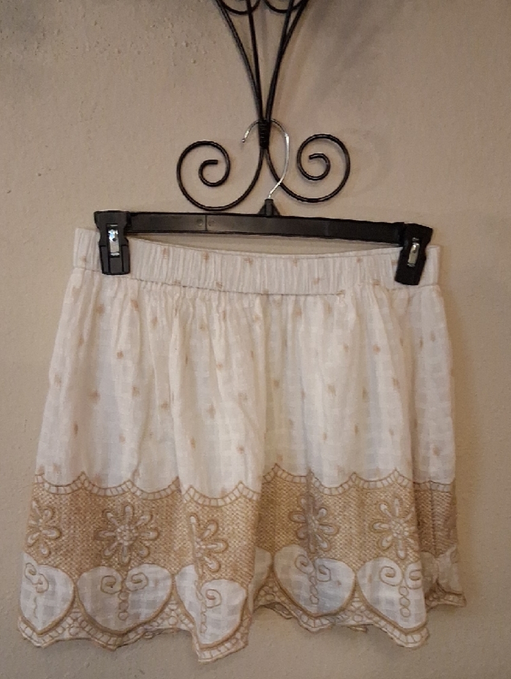 🔥🔥CLEARANCE🔥dRA Los Angeles Cream and Tan Scalloped Eyelet Mini Skirt. Size L